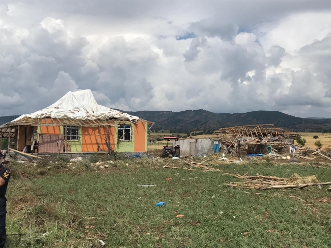 Çorum’da hortum evlere ve ahırlara zarar verdi